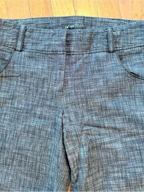 Takara black black tweed knee shorts in women’s size 22.